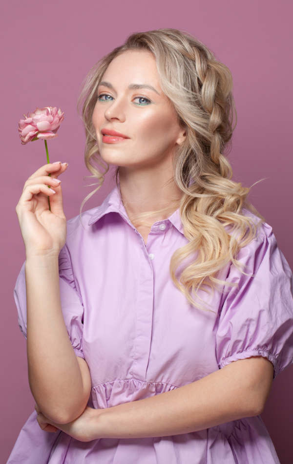 Fiatal nő egy virággal a kezében